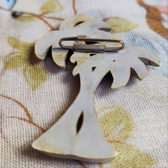 Vintage Early Plastic Dual Palm Trees Tropical Vibe Light Weight Painted Brooch - Picture 4 of 7